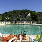 La Maison Du Perroquet: Duplex Village Retreat With Dual Pools Saint-Geniez-d'Olt