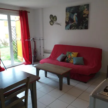 T3 Duplex La Maison Du Perroquet 2 2 Piscines Dans Un Village De A Geniez D'olt Aux Portes De L'aubrac בית נופש Saint-Geniez-dʼOlt