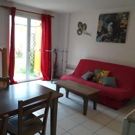T3 Duplex La Maison Du Perroquet 2 2 Piscines Dans Un Village De A Geniez D'olt Aux Portes De L'aubrac Saint-Geniez-dʼOlt